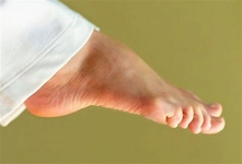 Sağ Ayak Baş Parmak Ağrısı Belirtileri ve Tedavisi Sağ Ayak Baş Parmak Ağrısı Belirtileri ve Tedavisi